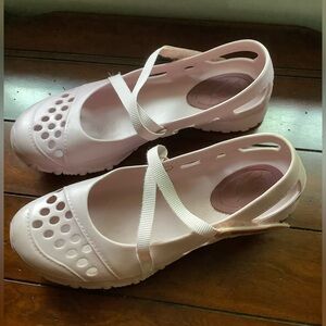 Cali Gear by Skechers Pink Cross Strap Sandals.